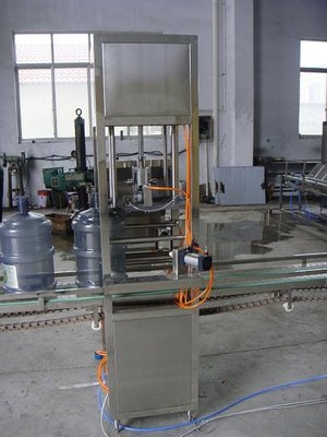 China 3 or 5 gallons 18.9L drinking water filling plant/water making machine supplier