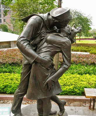 China Bronze man woman statues kissing sculptures supplier