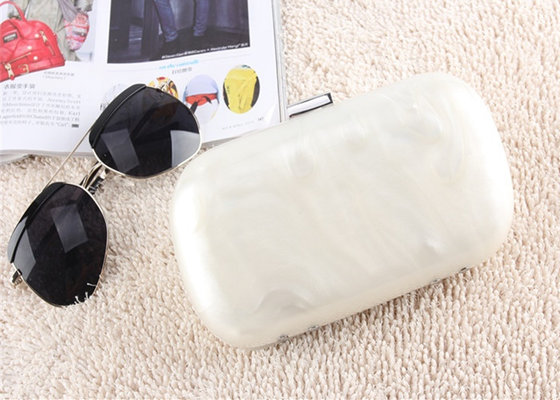 China Fashionable White Pearl Acrylic Evening Clutch Handbag For Dinner Party supplier