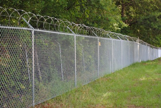 China Surface Galvanized Steel Chain Link Fence , Outdoor White PVC Coated Wire Mesh supplier
