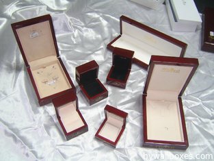 China Wooden jewelry box sets for earring, necklace, ring, pendants packaging box, glossy finished, velvet or PU lining supplier