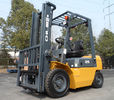 China 2.5T diesel fuel indutrial forklift truck with pneumatic / small electric forklift distributor