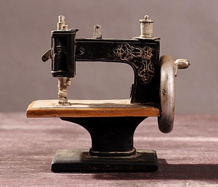 Old Fahion sewing machines craftwork Decoration