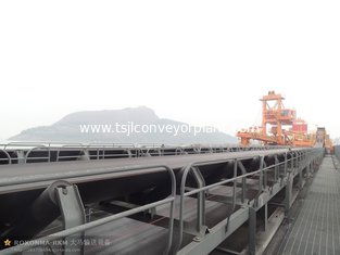 Belt conveyor machine, rubber conveyor belt for sand