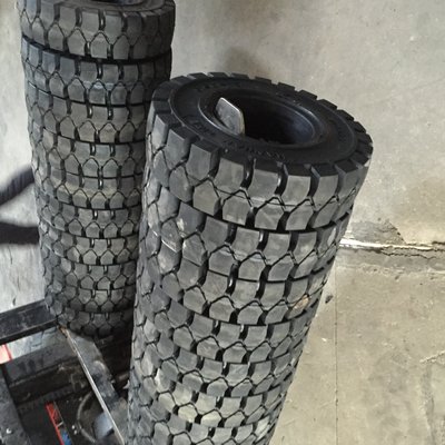 China Morden Industrial Forklift Solid Tyres hot sale 12.00-20 12.00-24 solid forklift tire cheap price  CRA Forklift Parts &amp; supplier