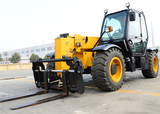 China Hydraulic Telescopic Boom Forklift Lifting Height 13700mm Construction Heavy Equipment supplier