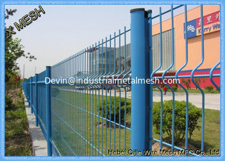 China 1830mm X 2500mm V Curved Mesh Fence Panels Mesh Opening : 55mm X 200mm supplier