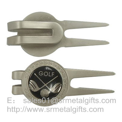 China Small quantity wholesale metal golf pitchfork with golf design epoxy dome, supplier