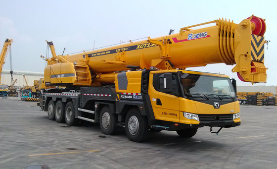 China Mobile Truck Crane , Large Truck Mounted Crane With Big Torque Starting Point supplier
