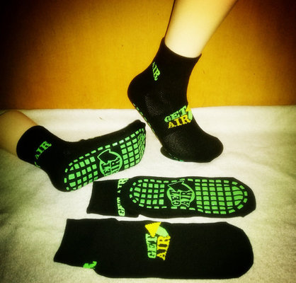 China Black Color Anti Skid Grip Socks Get Air Trampoline Park Socks Non Slip Socks For Trampoline supplier